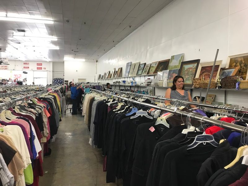 This California Thrift Store Has Weekly Sales And Half Price Days That Keep Shoppers Coming Back - Decor Hint Spacious Layout Makes Browsing Comfortable