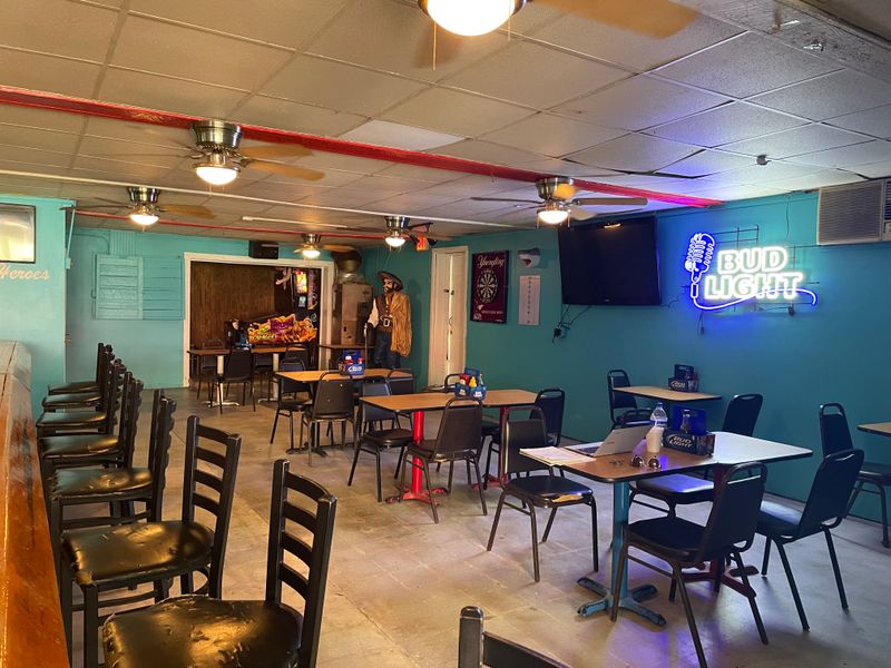 These 13 Beachside Georgia Burger Shacks Are Still Mostly Known To Locals - Decor Hint Windrose Bar & Grill