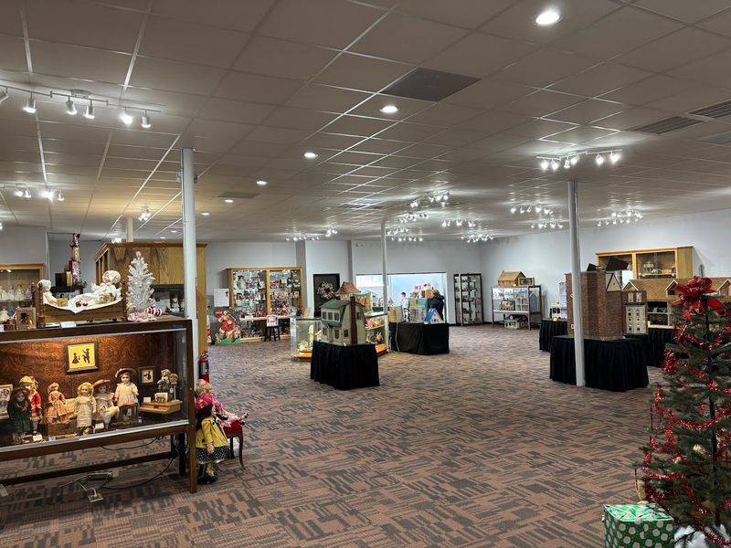 Schoenhut Circus Brings Rare Whimsy