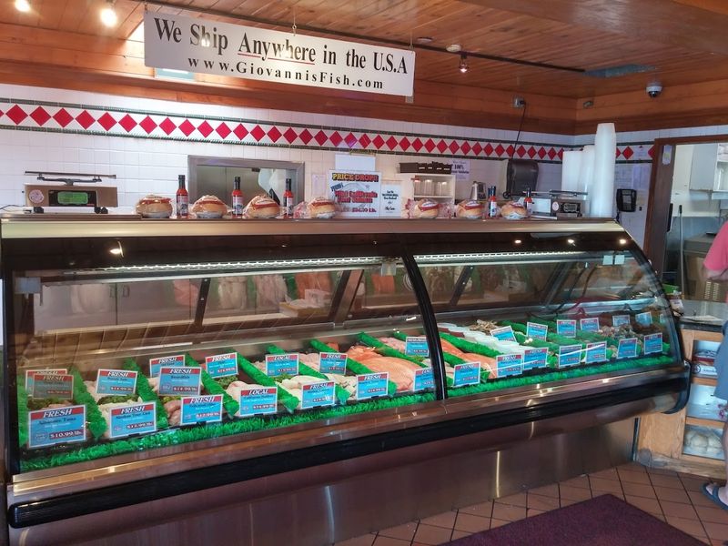 This Time-Honored California Seafood Market Is Known For Its Fresh Coastal Catches - Decor Hint Market Vs. Grill: What's The Difference?