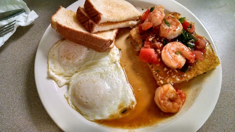 People Line Up At This North Carolina Coastal Eatery Every Weekend For Comfort Food - Decor Hint Shrimp And Grits Done Right