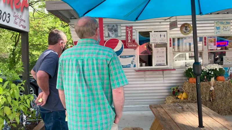 The North Carolina Burger Spot That Smoky Mountain Visitors Can't Miss - Decor Hint Friendly Service Despite Busy Periods