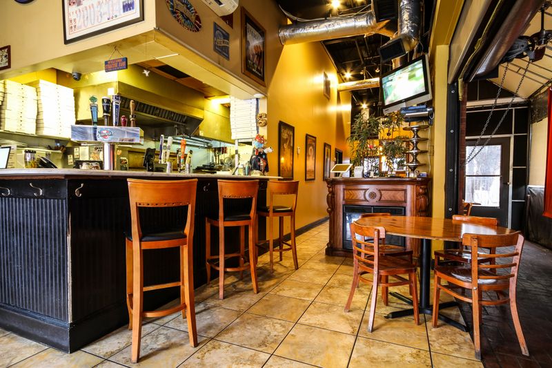 11 Georgia Italian Spots Where You Don't Need A Reservation But Showing Up Early Is A Good Idea - Decor Hint Siracusa's Pizza & Italian Restaurant — Savannah
