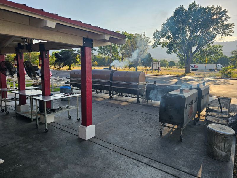 This No-Frills California Restaurant Has BBQ Ribs People Cross The State To Eat - Decor Hint Outdoor Picnic Tables Create The Dining Experience