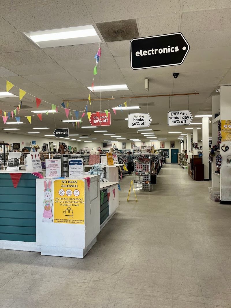 This California Thrift Store Will Make You Feel Like You Struck Gold - Decor Hint Customers Consistently Praise The Clean And Organized Environment