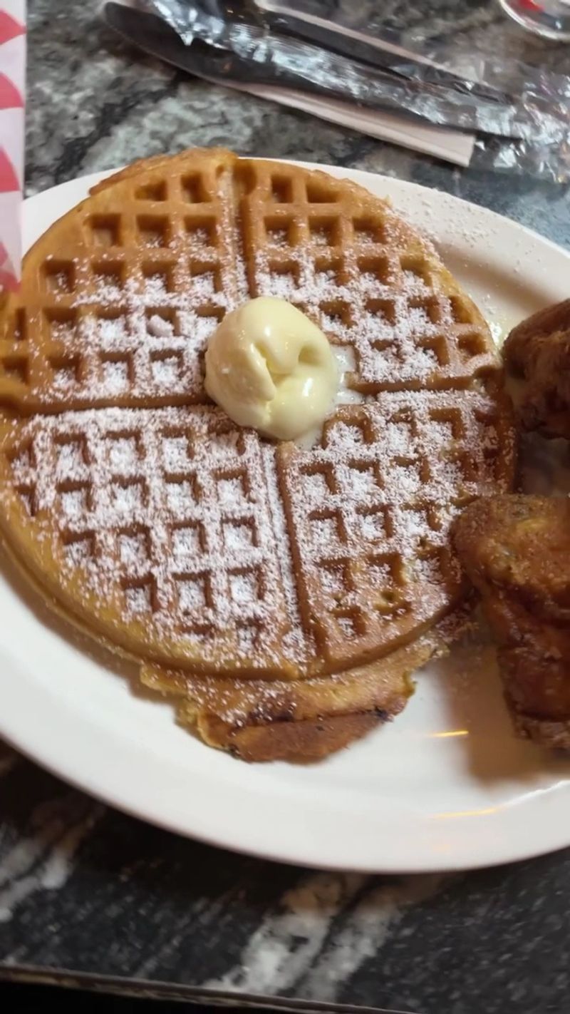 This Georgia Chicken & Waffles Spot Serves Fried Chicken Worth Obsessing Over - Decor Hint The Friendly Service Experience