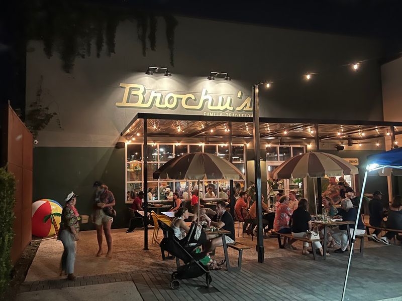 15 Georgia Fried Chicken Spots That Raise The Bar On Southern Flavor - Decor Hint Brochu's Family Tradition