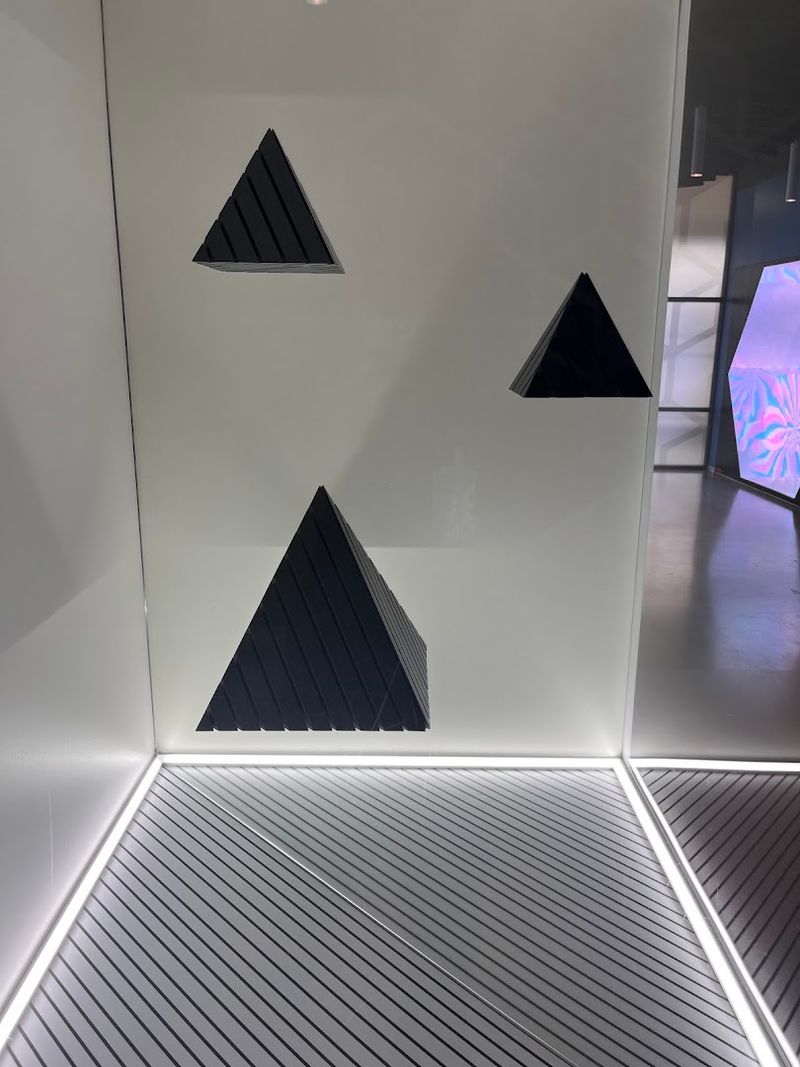 The Stereogram Wall Hides 3D Images