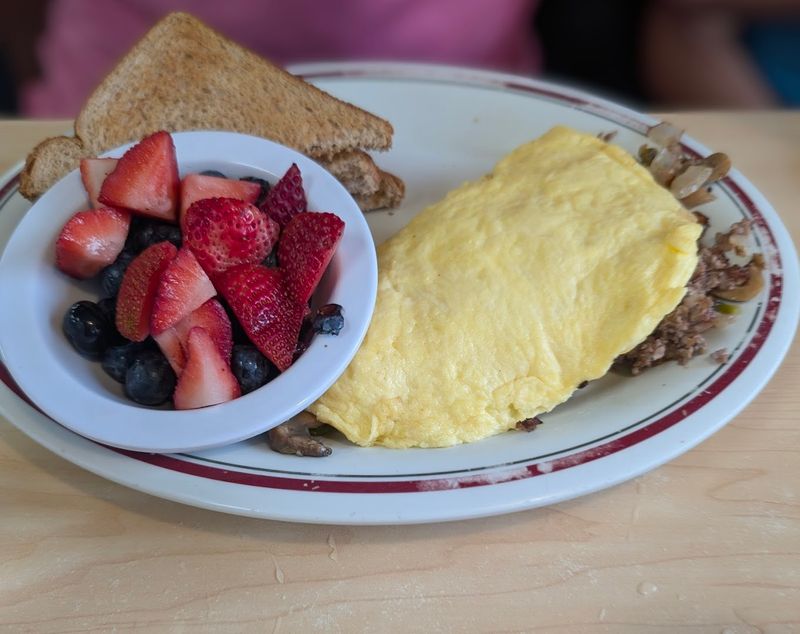 North Carolina's Best-Kept Diner Secret You Can Visit This Weekend - Decor Hint Comfort Food That Hits All The Right Notes