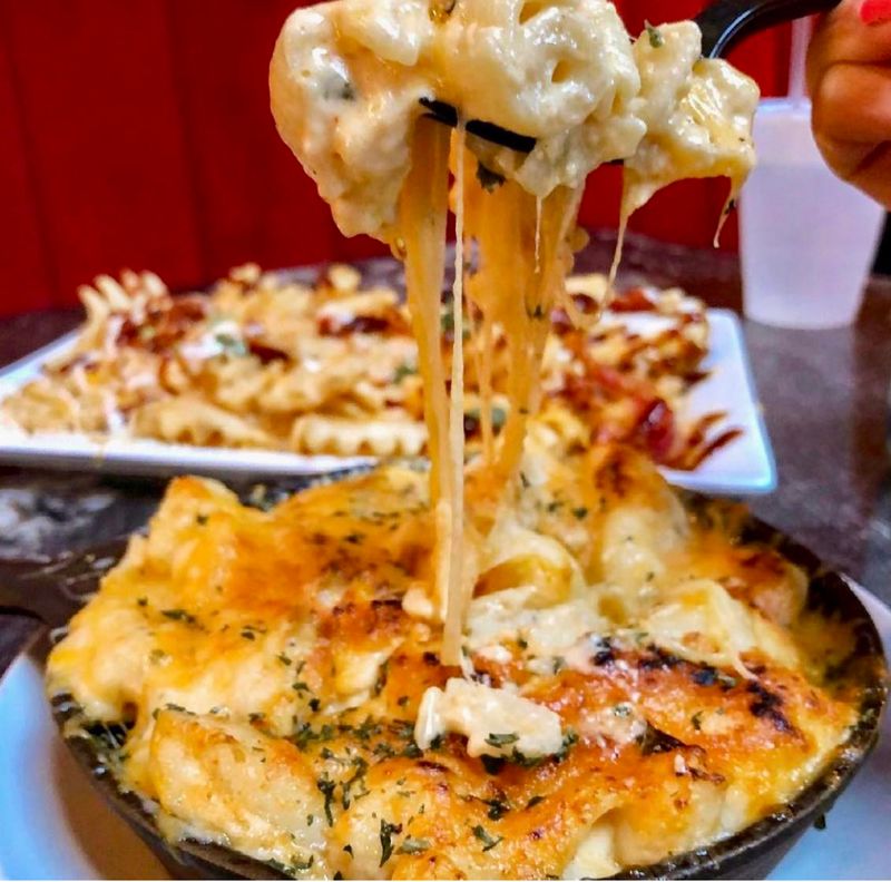 This Georgia Chicken & Waffles Spot Serves Fried Chicken Worth Obsessing Over - Decor Hint Mac and Cheese Perfection