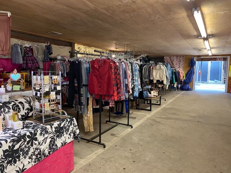The Enormous Indoor Flea Market In Georgia That'll Make Your Treasure-Hunting Dreams Come True - Decor Hint Year-Round Shopping Comfort