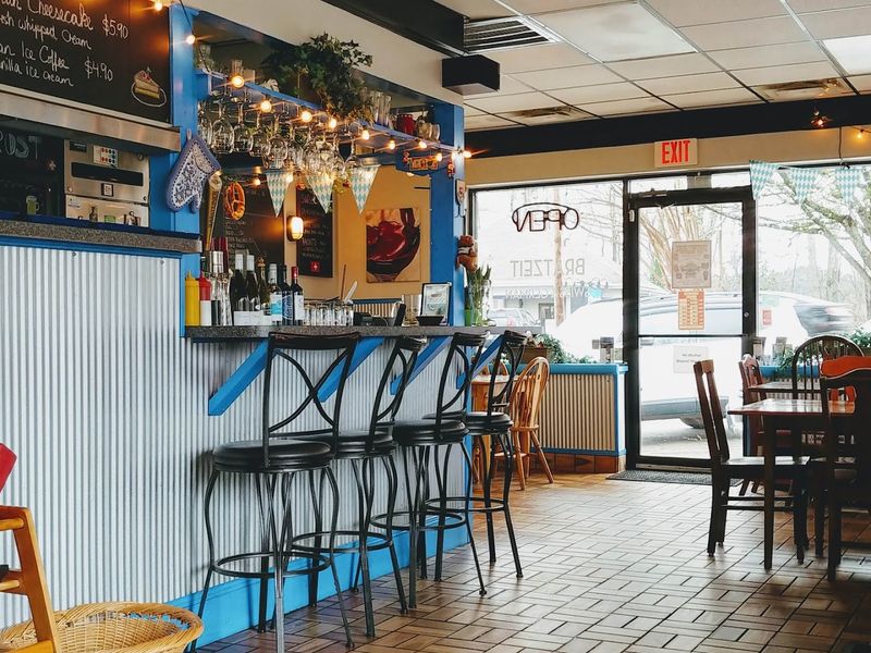 11 German Restaurants In Georgia You Have To Try At Least Once - Decor Hint Reens' Bratzeit & Biergarten