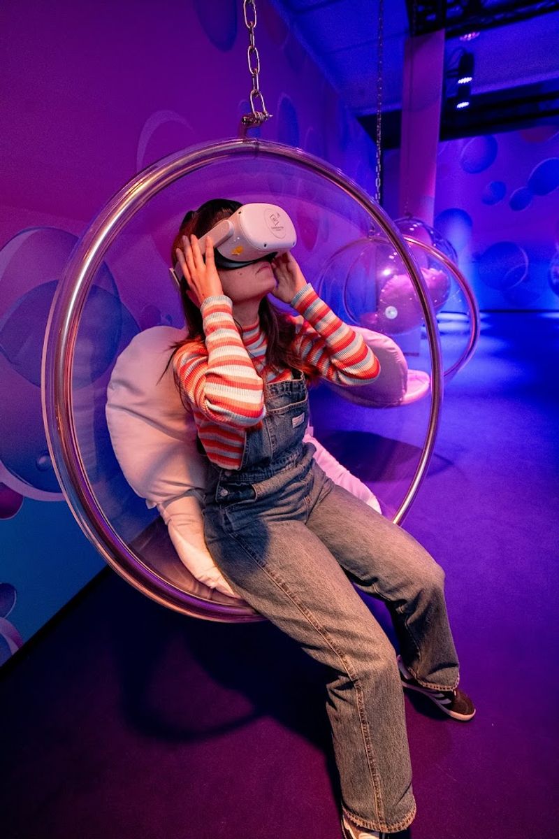 This Dreamy Bubble Planet Is The Perfect Alternative To Celebrate Women's Day With The Friends - Decor Hint Virtual Reality Experiences Add A Tech-Forward Twist