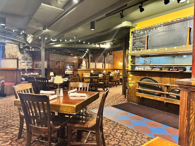 The Prime Rib That Turned This Georgia Steakhouse Into A Legend - Decor Hint Classic Steakhouse Atmosphere