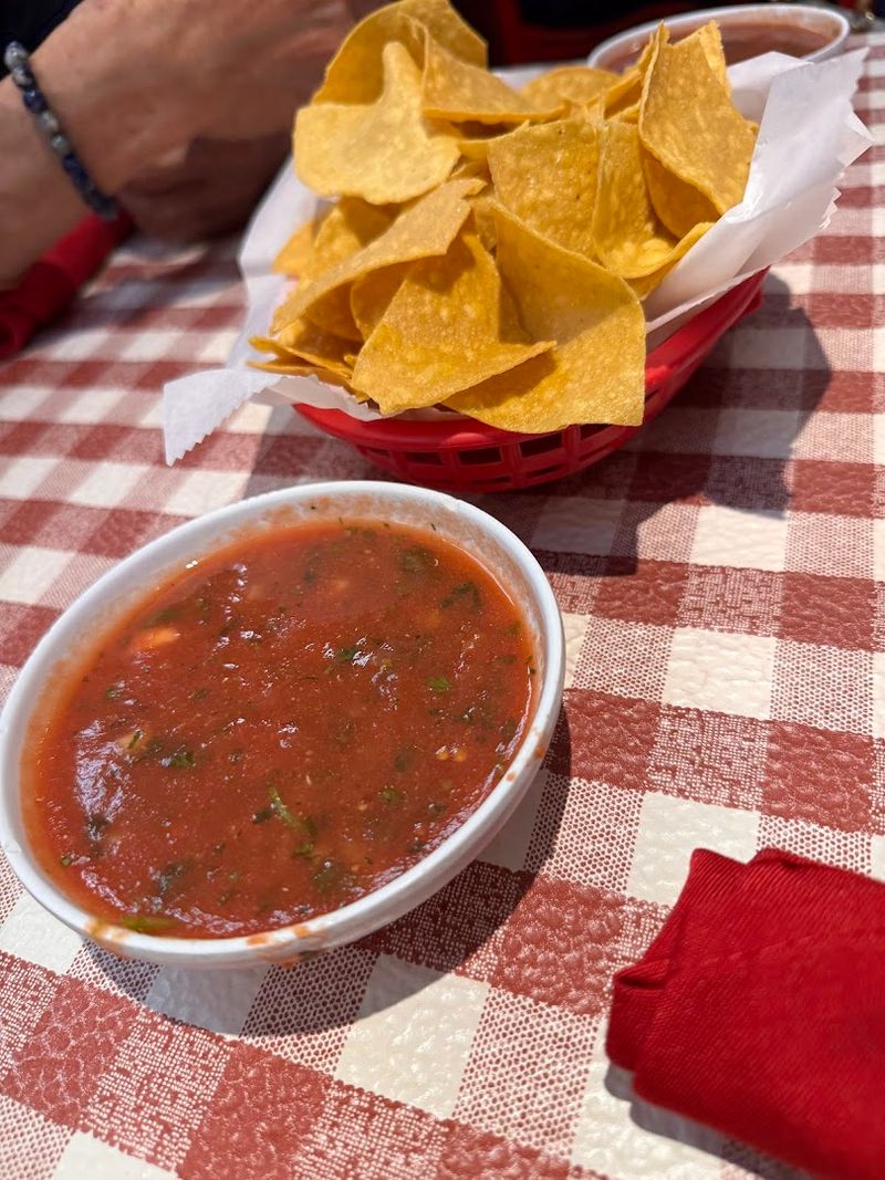 This Hidden Mexican Eatery In Georgia Serves The Best Margaritas And Nachos - Decor Hint Nachos That Hit Every Time