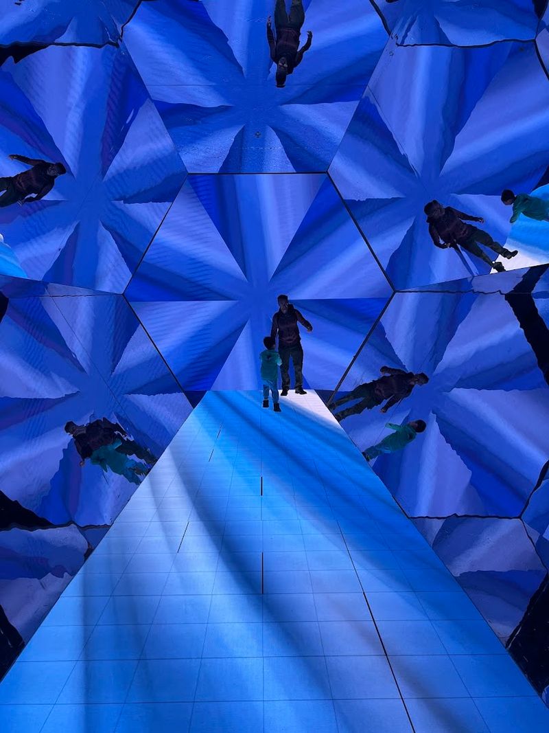 This Dreamy Bubble Planet Is The Perfect Alternative To Celebrate Women's Day With The Friends - Decor Hint The Infinity Room Creates A Mind-Bending Visual Experience