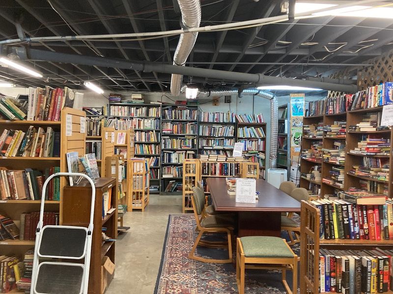 This Atlanta Georgia Bookstore Has 80,000 Books Secret Basement Treasures And Hollywood-Famous Cats - Decor Hint A Massive Collection of 80,000 Books