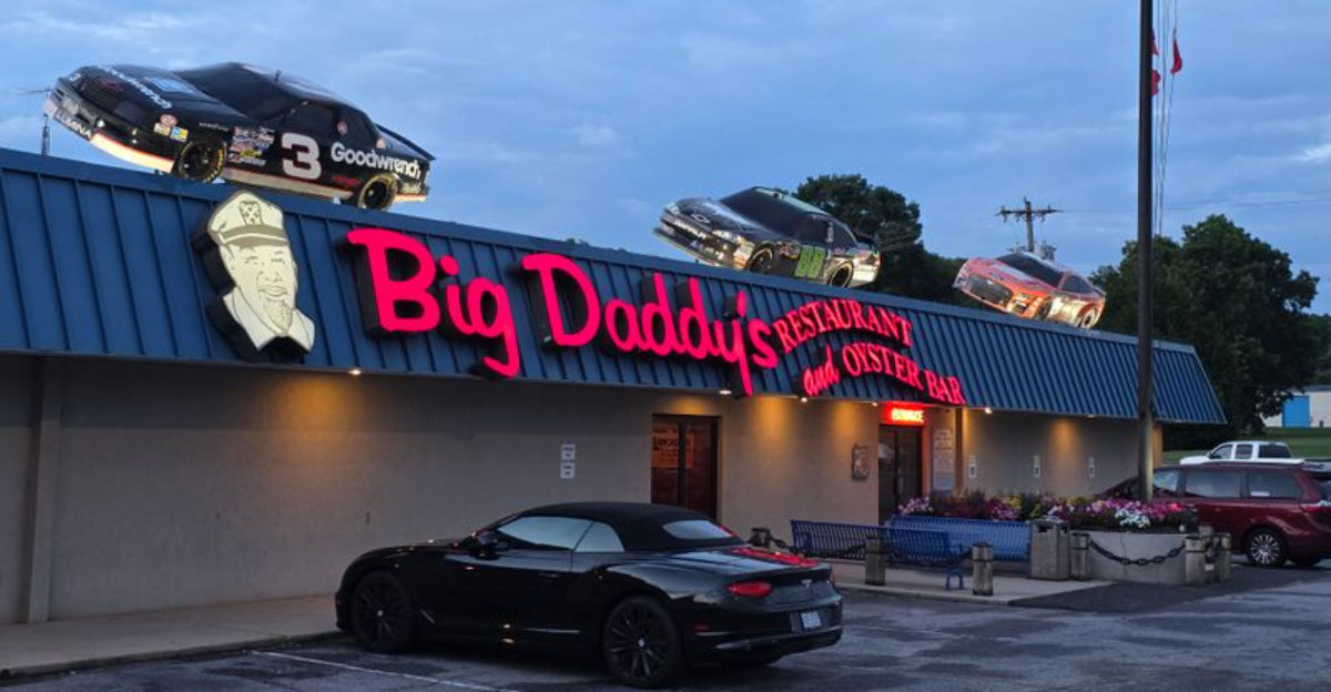 This Beloved Lakefront Seafood Spot In North Carolina Has Remained A Local Staple For Decades - Decor Hint