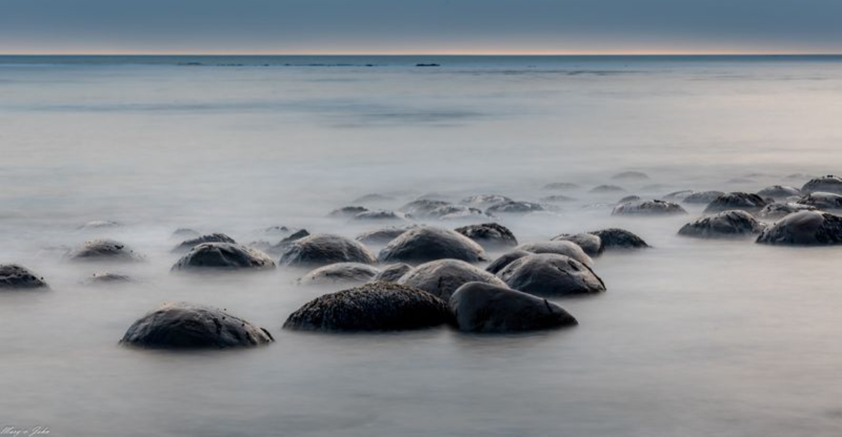 This California Bowling Ball Filled Beach In Mendocino Feels Otherworldly - Decor Hint