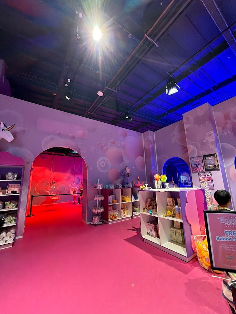 This Dreamy Bubble Planet Is The Perfect Alternative To Celebrate Women's Day With The Friends - Decor Hint Bubble Planet Is Located Right In The Heart Of Los Angeles