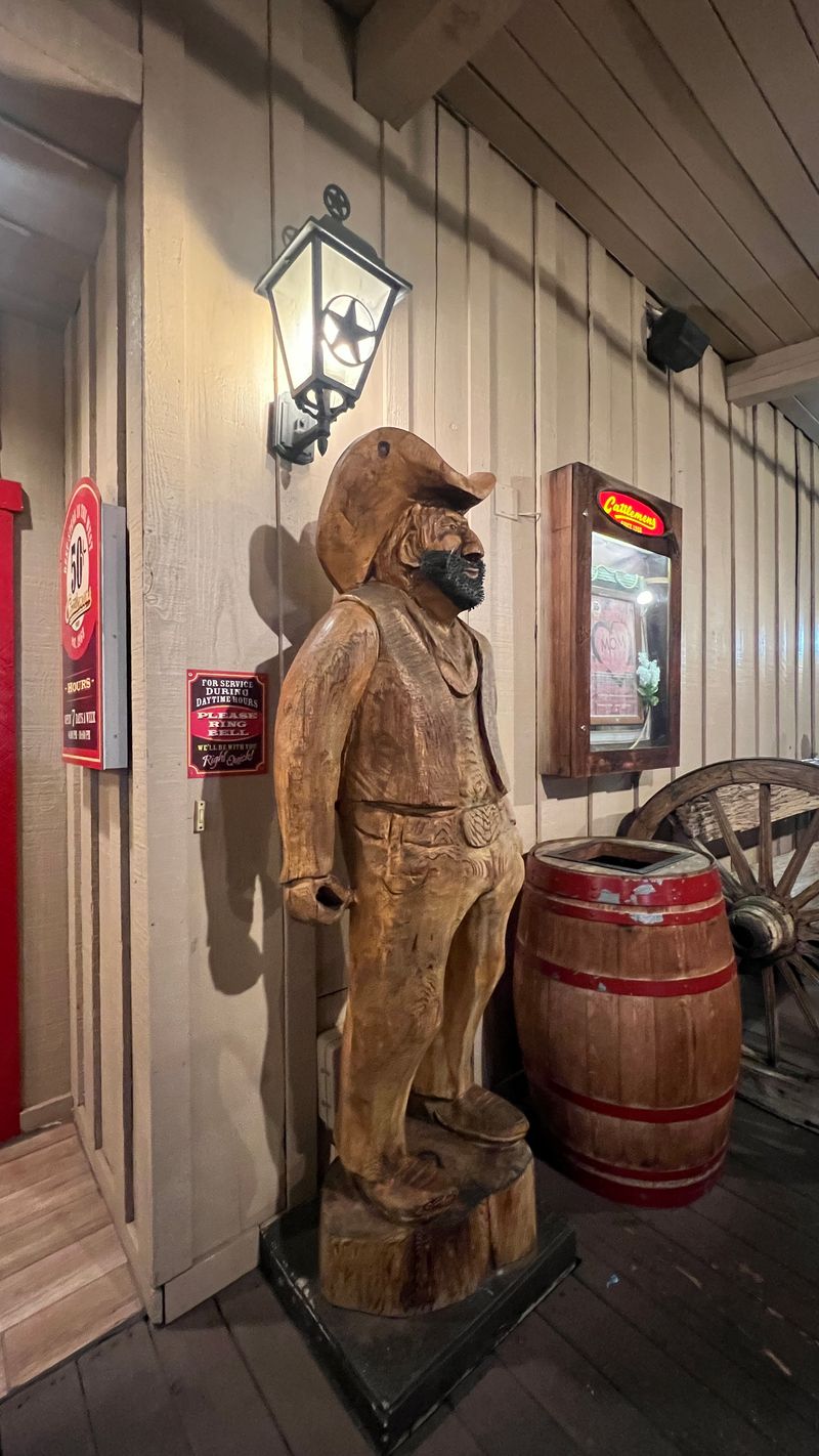 This Middle-Of-Nowhere California Restaurant Has Steaks People Will Drive Hours For - Decor Hint Nearly Five Decades Of Steakhouse Excellence