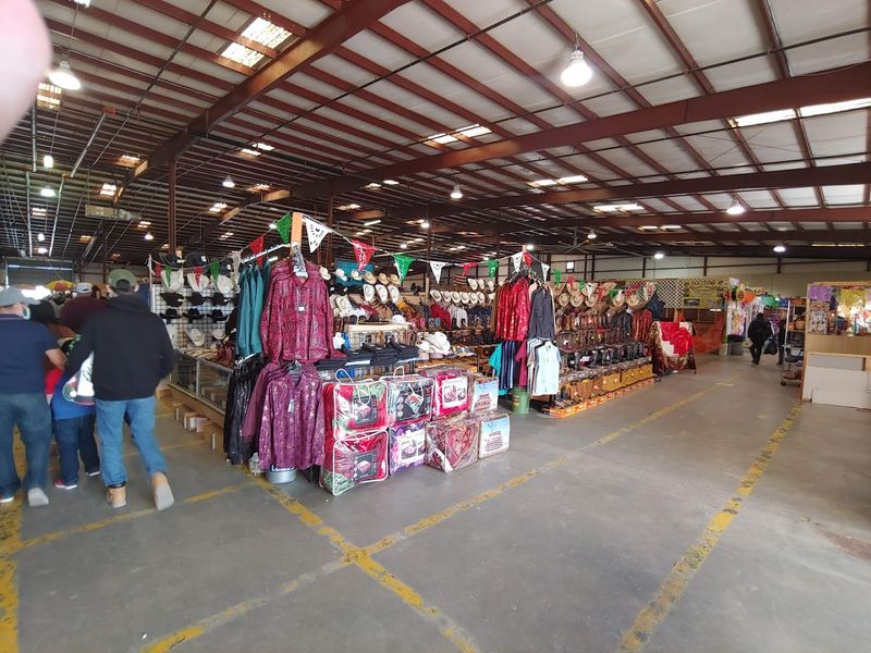 This North Carolina Flea Market Has Deals So Good, You'll Need A Bigger Trunk - Decor Hint Massive Indoor Space Means Year-Round Shopping
