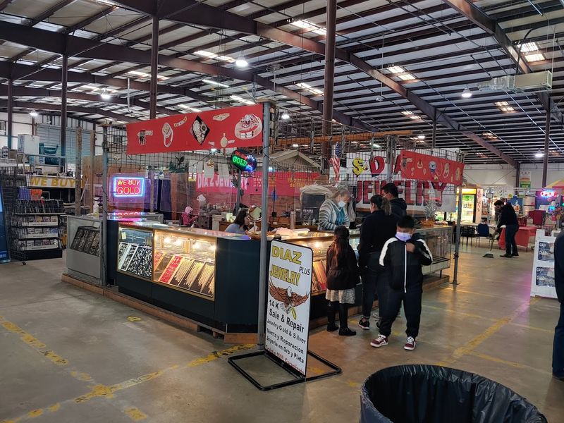 This North Carolina Flea Market Has Deals So Good, You'll Need A Bigger Trunk - Decor Hint Jewelry Booths Sparkle With Options
