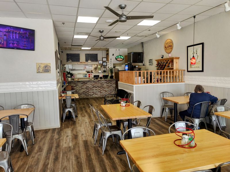 Mezza Luna Pizzeria – Apex