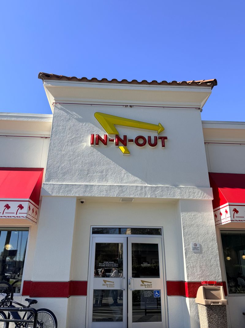 40 Incredible Things To Do In Los Angeles, California This February - Decor Hint Grab A Bite At In-N-Out Burger