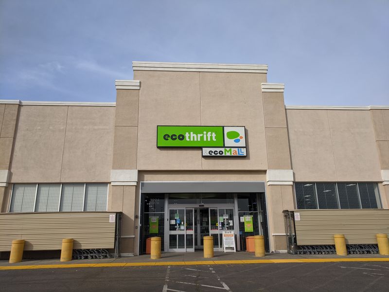 This 39,000-Square-Foot Sacramento, California Thrift Store Is Packed With Endless Secondhand Finds - Decor Hint Easy Parking And Access