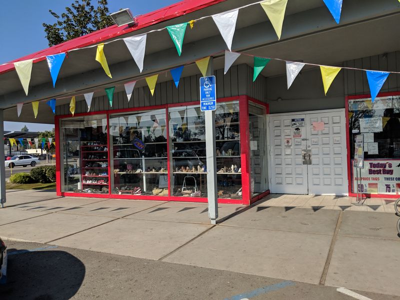 Operating Hours Accommodate Different Shopping Schedules