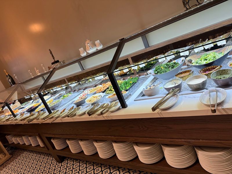 A Salad Bar That Prioritizes Organic Produce