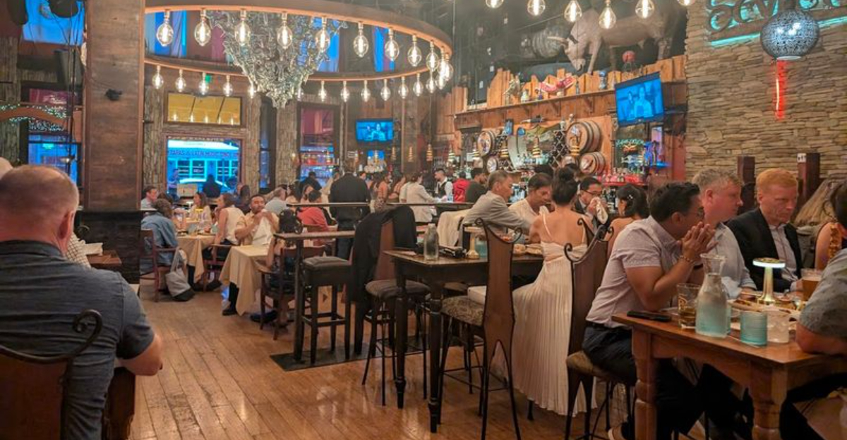 15 California Restaurants That Stay Crowded Without Any Advertising 2 - Decor Hint