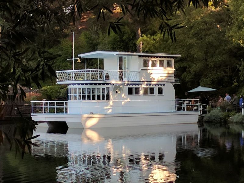 Historic Houseboat On the Lake