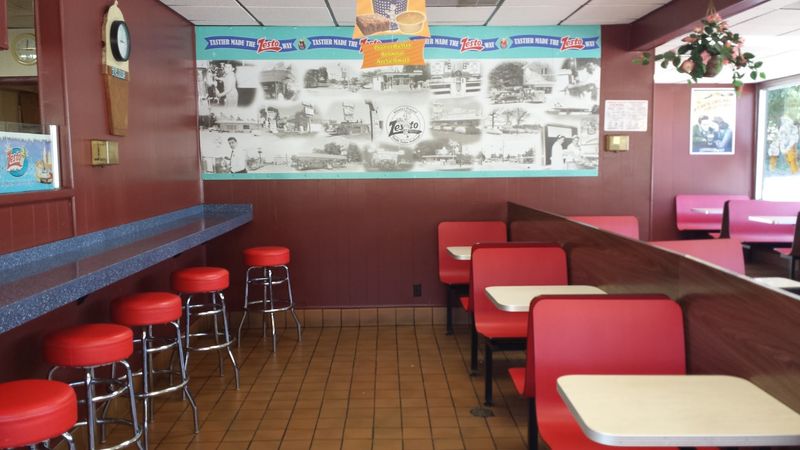 This Old-School Georgia Diner Is Known For Burgers That Keep People Coming Back - Decor Hint Generations of Community Love
