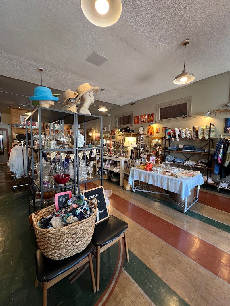 This Small Los Angeles, California Vintage Shop Has More Character Than Stores Twice Its Size - Decor Hint Staff That Keep The Atmosphere Welcoming