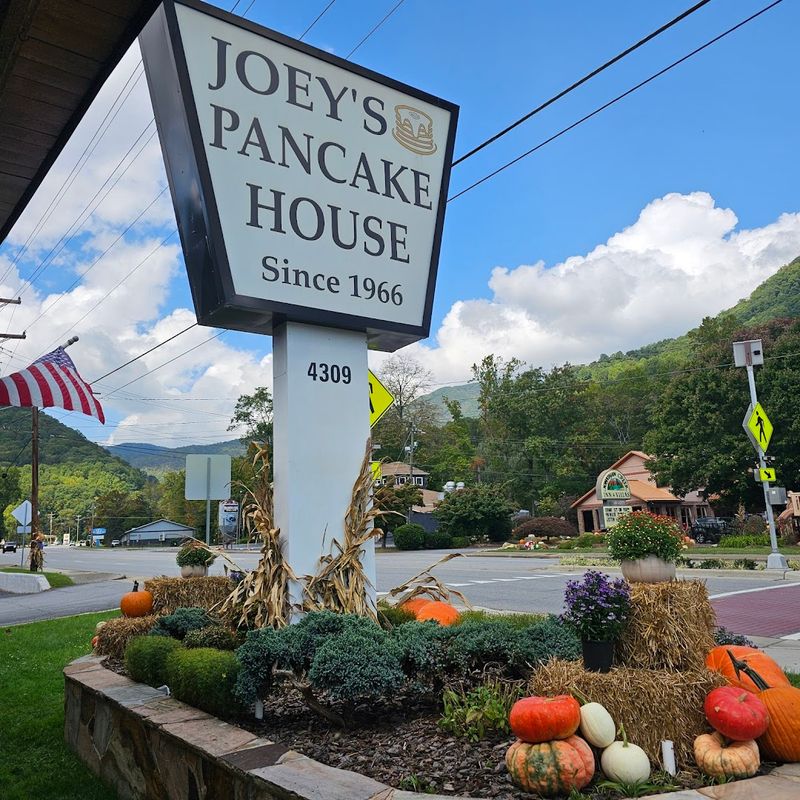 This Cozy Mountain Breakfast Spot In North Carolina Is Worth Waking Up Early For - Decor Hint The Mountain Morning Smell Of Fresh Pancakes