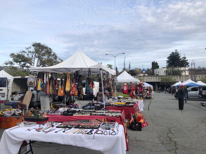 People Drive From All Over California For The Unbelievable Bargains At This Massive Flea Bazaar - Decor Hint Saturday Draws The Biggest Crowds