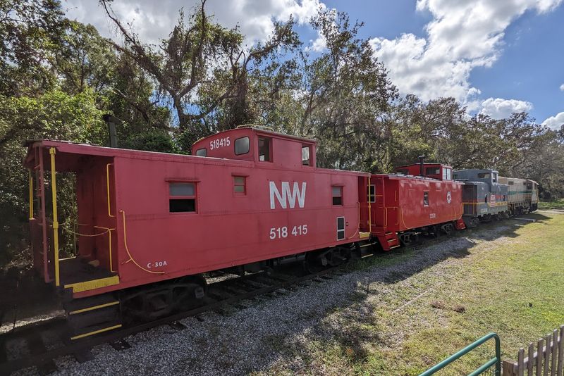 This Slow Train Ride In Florida Might Be The Most Relaxing Way To See The State - Decor Hint Moments That Feel Unexpectedly Timeless