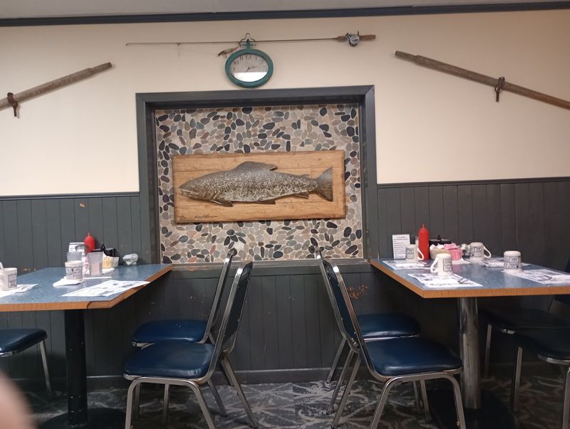 This Lakeside Michigan Spot Is Famous For Fried Fish That Steals The Show - Decor Hint The Experience Feels Genuinely Unhurried