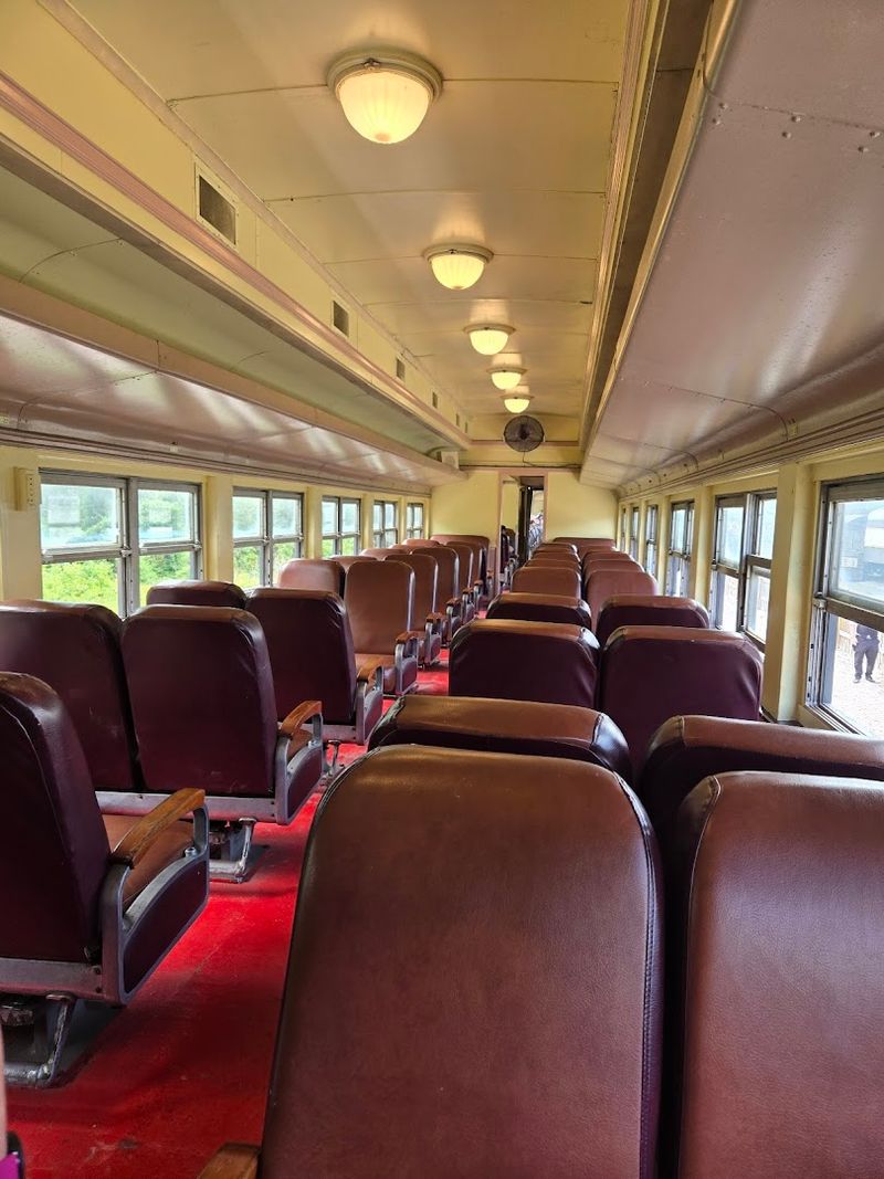 This Slow Train Ride In Florida Might Be The Most Relaxing Way To See The State - Decor Hint Vintage Cars That Still Carry Stories