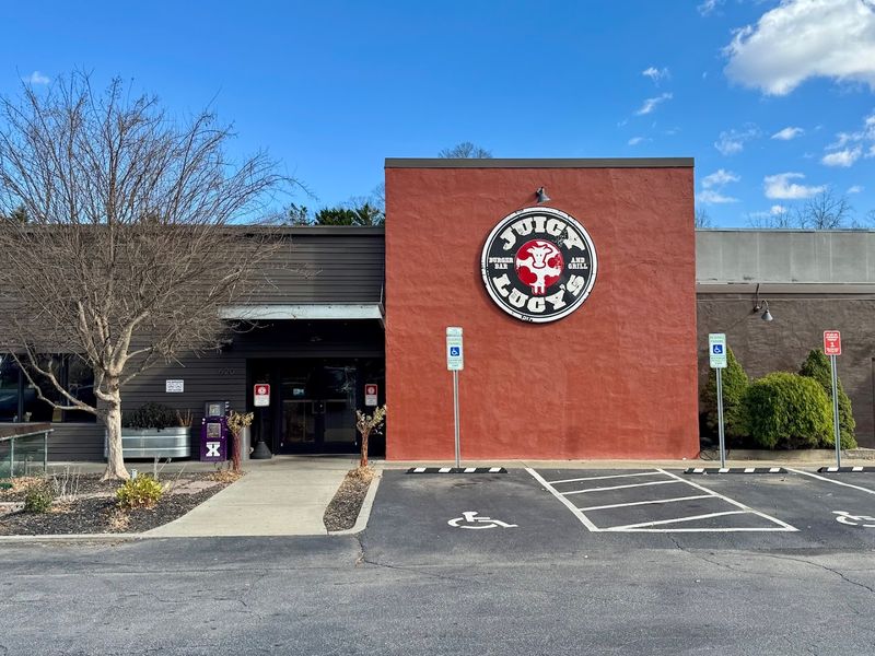 The North Carolina Burger Joints That Locals Choose Every Single Time Over The Big Chains - Decor Hint Juicy Lucy's Burger Bar And Grill - Asheville, NC