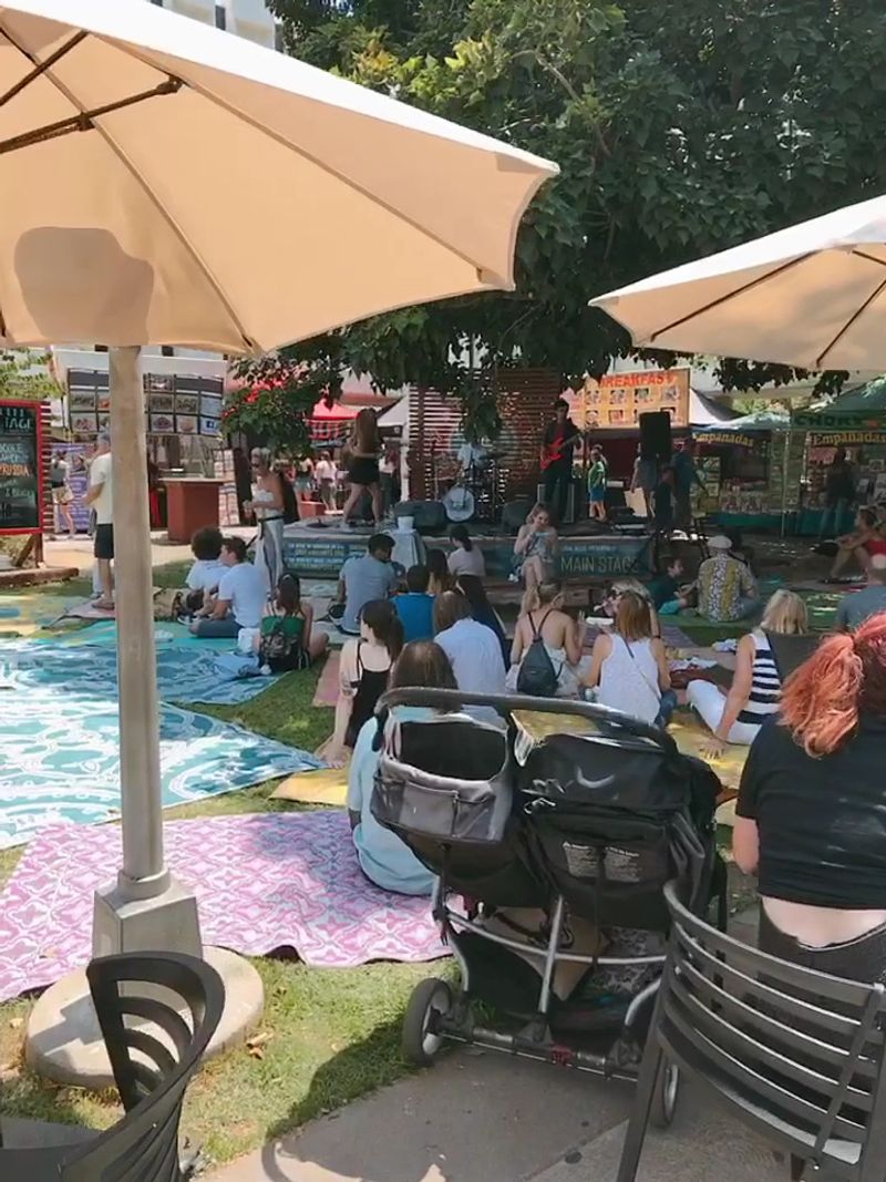 This California Flea Market With 260+ Vendors Feels Like A Treasure Hunt You Won't Want To End - Decor Hint Live Performances That Set The Mood