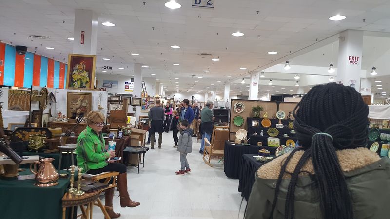 This Treasure-Filled Marketplace Scott Antique Markets Atlanta Georgia Is A 2026 Must-Visit - Decor Hint Mid-Century Modern Pieces for Contemporary Collectors