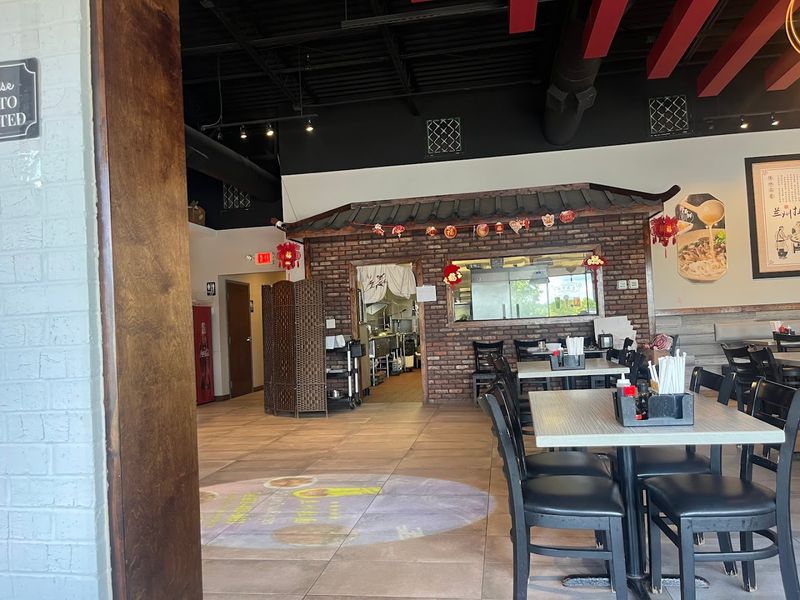 Clean and Inviting Restaurant Decor