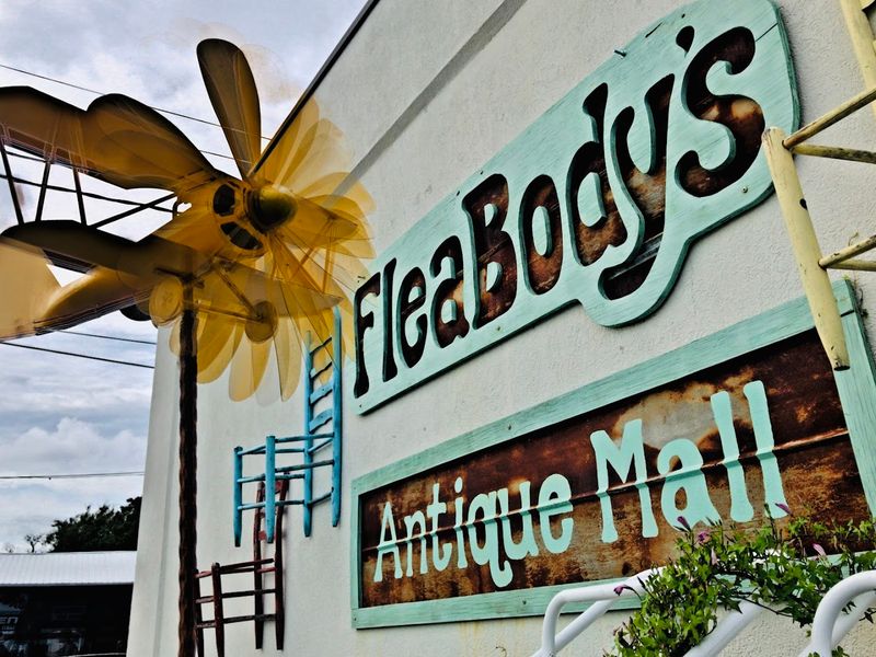 You Could Spend Hours Inside These North Carolina Vintage Markets And Still Feel Like You Missed Something - Decor Hint Fleabody's Antique Mall & Auction House