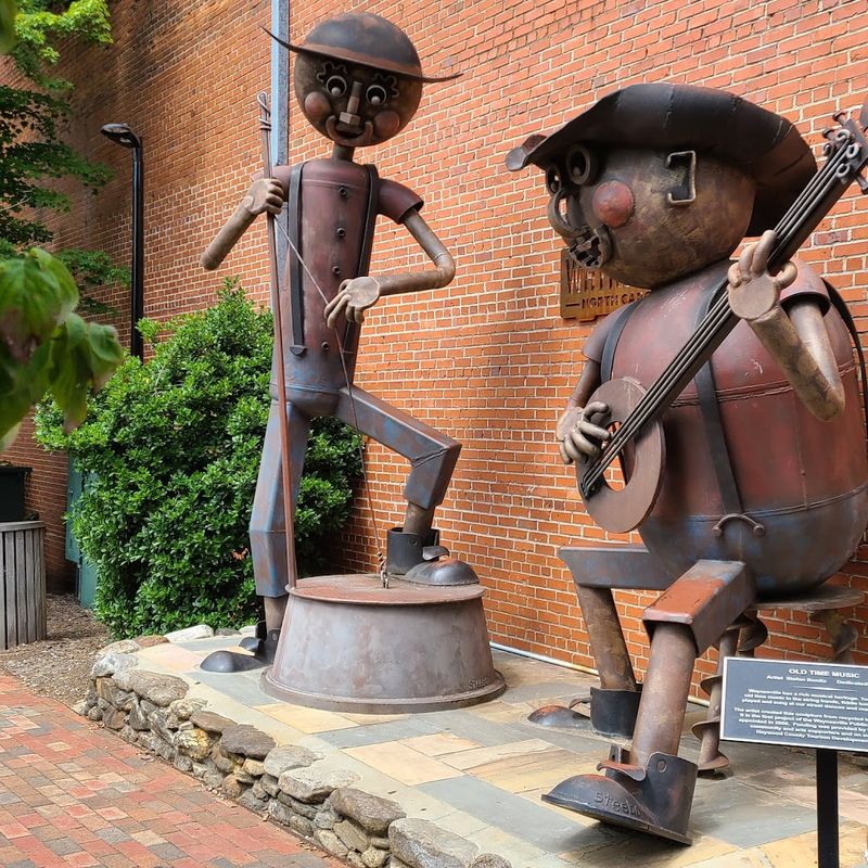 These Beautiful Mountain Towns In North Carolina Are The Perfect Escape From City Life - Decor Hint Waynesville