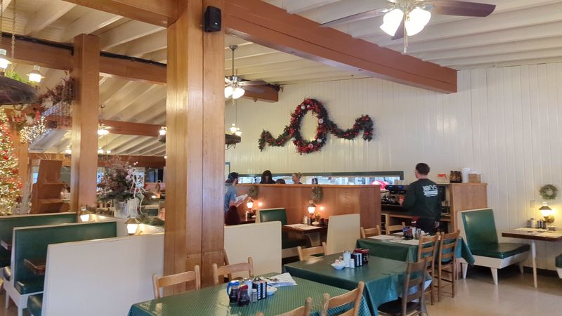 This Cozy Mountain Breakfast Spot In North Carolina Is Worth Waking Up Early For - Decor Hint A Cozy Breakfast Stop In The Smoky Mountains