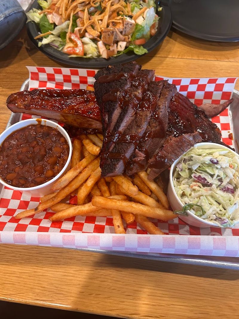 We Found An Anaheim Smokehouse Where The Brisket Is Worth A California-Wide Road Trip - Decor Hint Generous Portions That Deliver Real Value