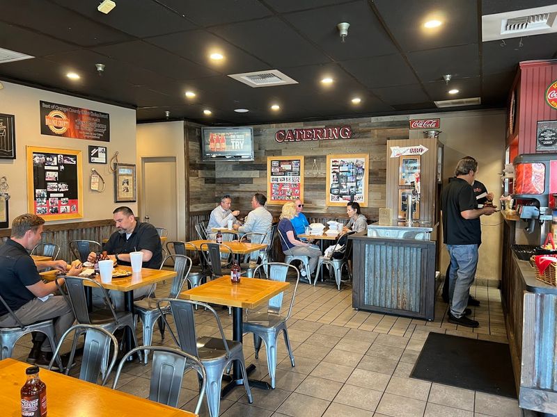 We Found An Anaheim Smokehouse Where The Brisket Is Worth A California-Wide Road Trip - Decor Hint Hours, Location, And What To Expect On Your Visit